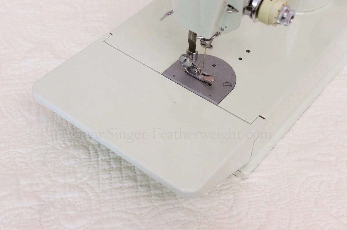Singer Featherweight 221 Sewing Machine, WHITE EV893*** - Image 9