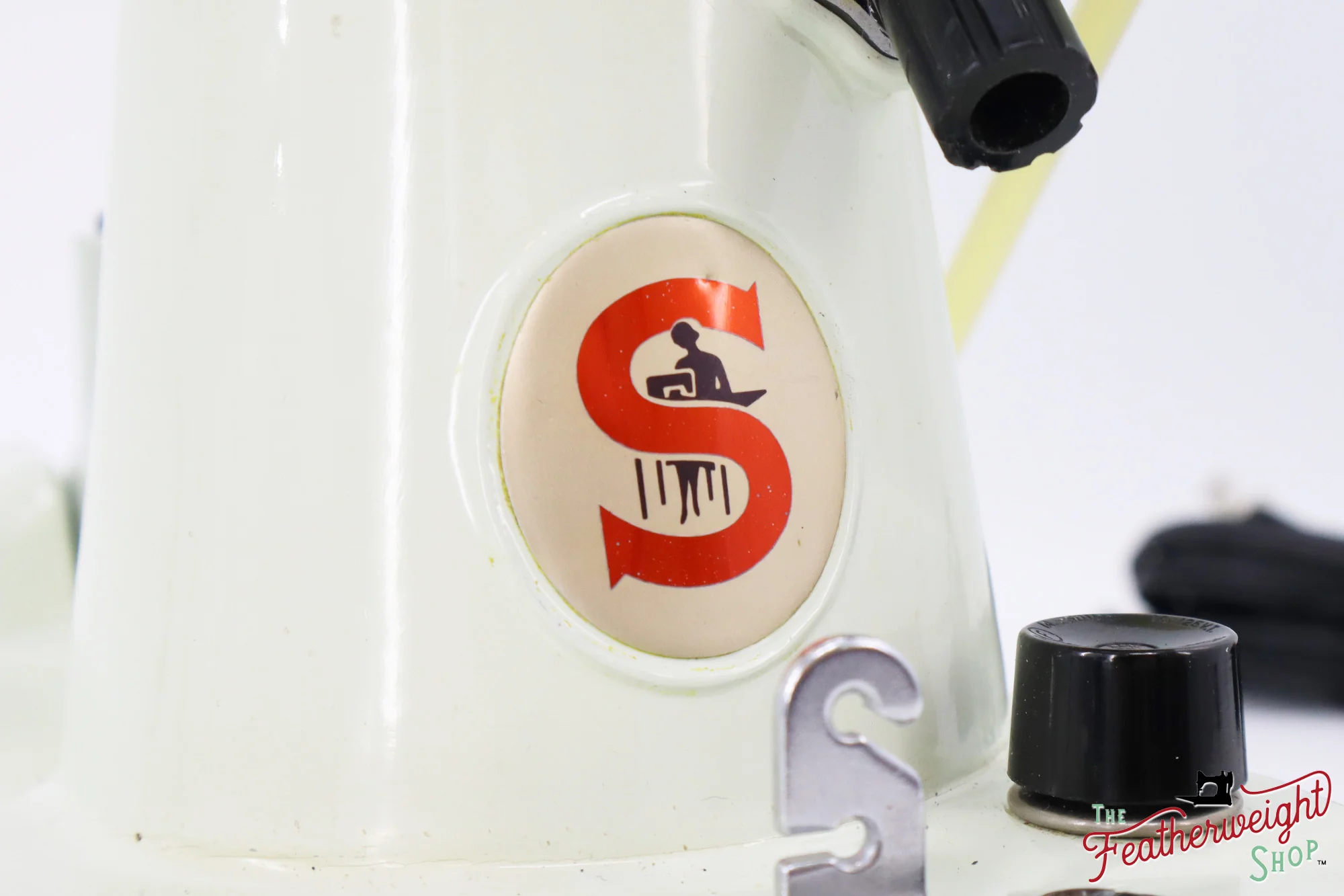Singer Featherweight 221 Sewing Machine, WHITE - EV894*** - Image 13