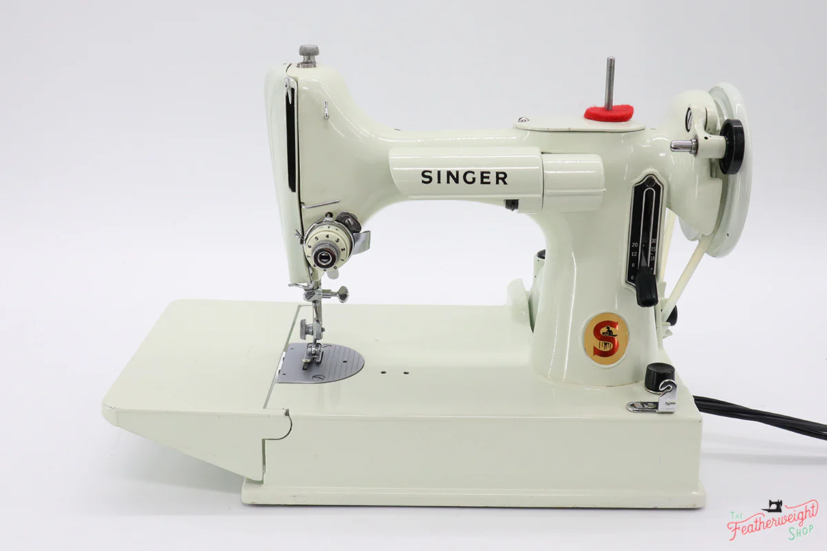 Singer Featherweight 221 Sewing Machine, WHITE EV914*** - Image 2