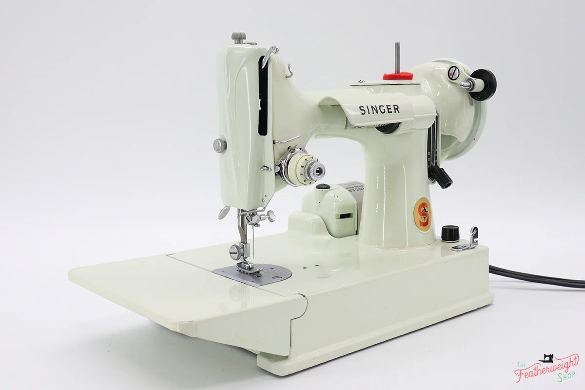 Singer Featherweight 221 Sewing Machine, WHITE EV914*** - Image 3