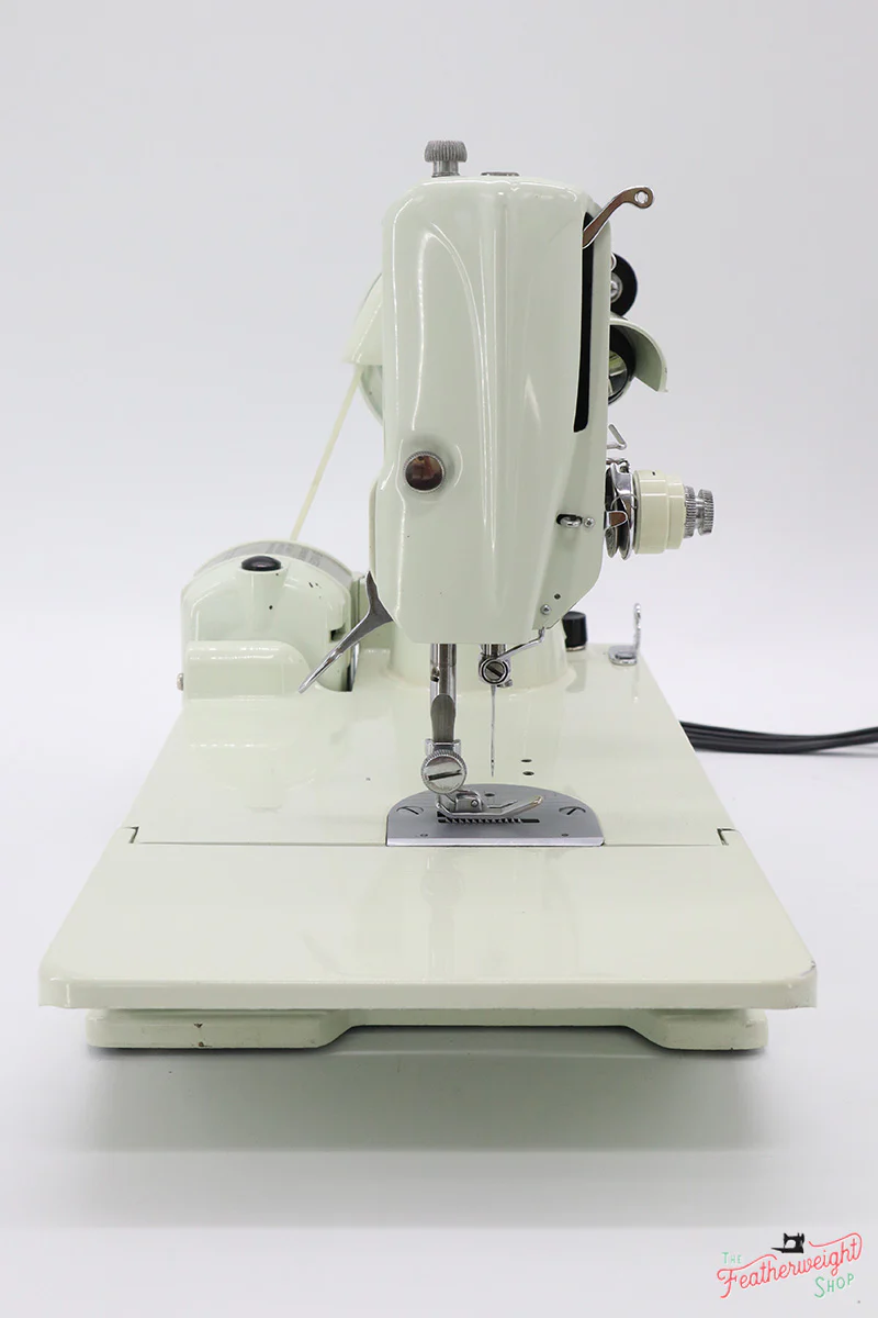 Singer Featherweight 221 Sewing Machine, WHITE EV914*** - Image 4