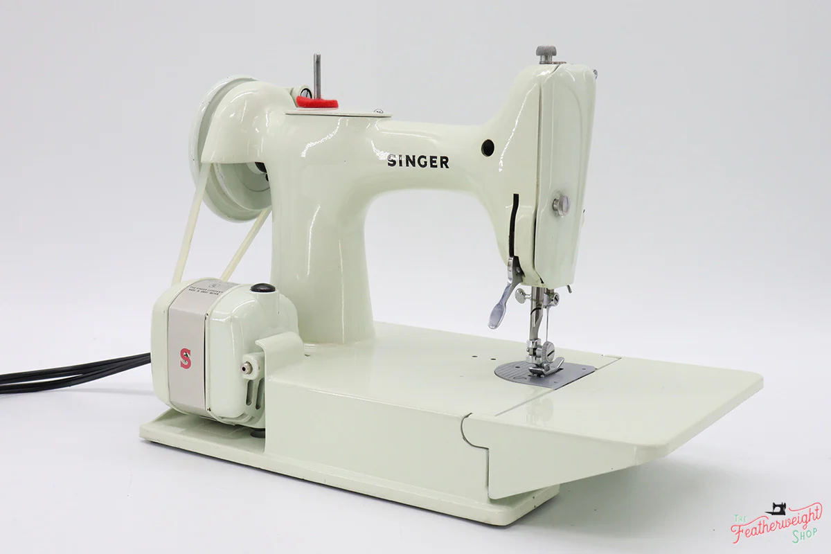 Singer Featherweight 221 Sewing Machine, WHITE EV914*** - Image 5