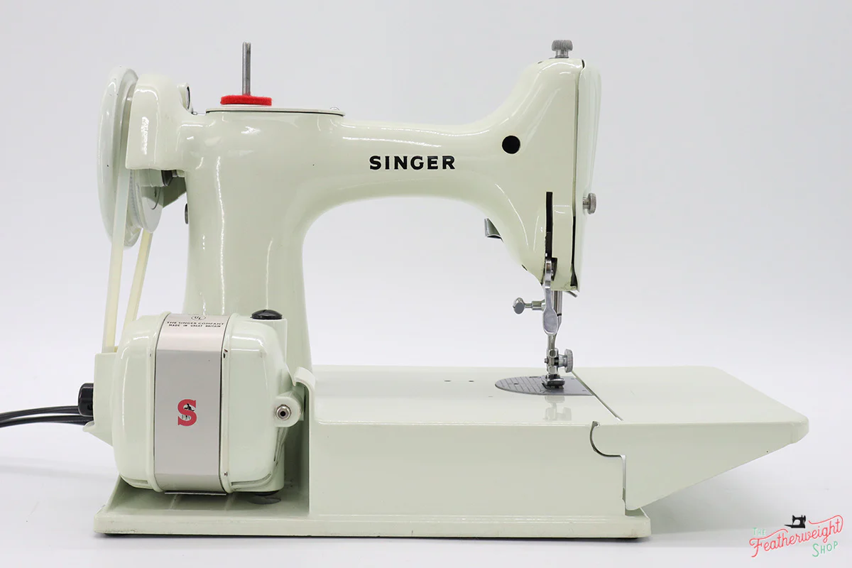 Singer Featherweight 221 Sewing Machine, WHITE EV914*** - Image 6