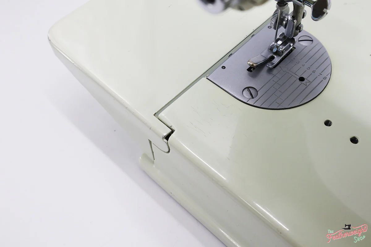 Singer Featherweight 221 Sewing Machine, WHITE EV914*** - Image 8