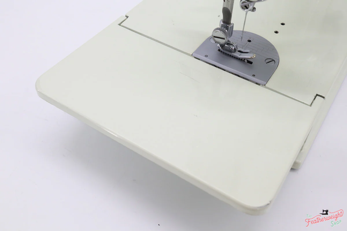 Singer Featherweight 221 Sewing Machine, WHITE EV914*** - Image 9