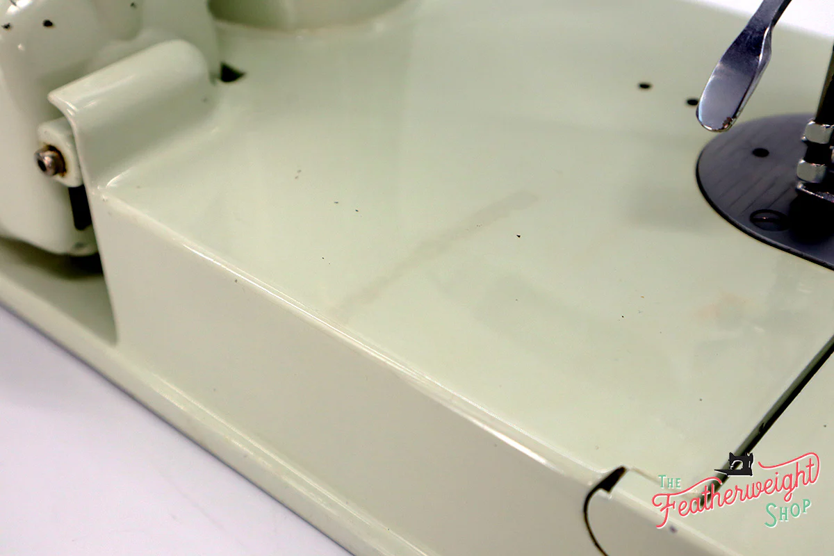 Singer Featherweight 221 Sewing Machine, WHITE EV928*** - ORIGINAL BOX - Image 10