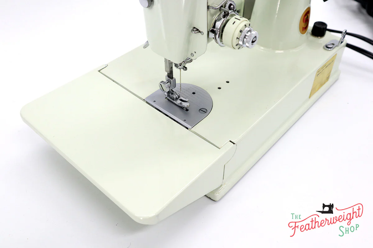 Singer Featherweight 221 Sewing Machine, WHITE EV928*** - ORIGINAL BOX - Image 11
