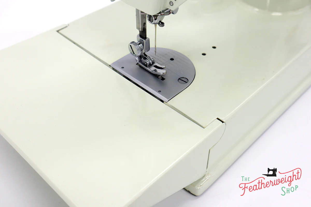 Singer Featherweight 221 Sewing Machine, WHITE EV928*** - ORIGINAL BOX - Image 12