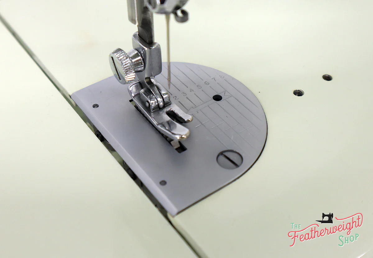 Singer Featherweight 221 Sewing Machine, WHITE EV928*** - ORIGINAL BOX - Image 13