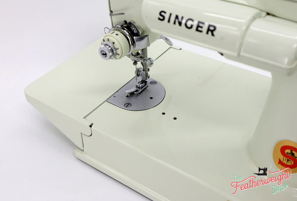 Singer Featherweight 221 Sewing Machine, WHITE EV928*** - ORIGINAL BOX - Image 14