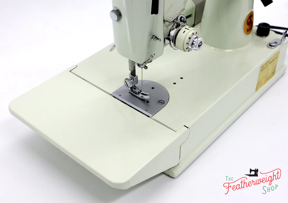 Singer Featherweight 221 Sewing Machine, WHITE EV928*** - ORIGINAL BOX - Image 15
