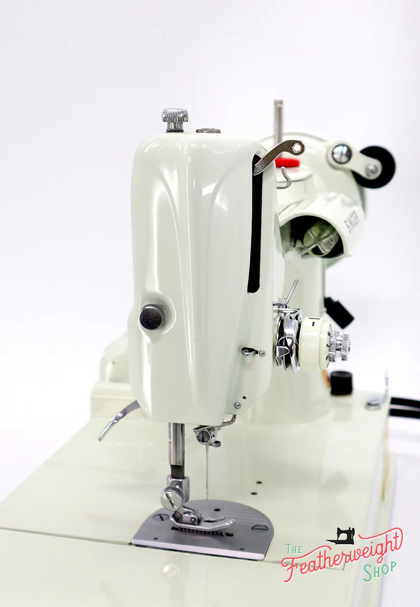 Singer Featherweight 221 Sewing Machine, WHITE EV928*** - ORIGINAL BOX - Image 18