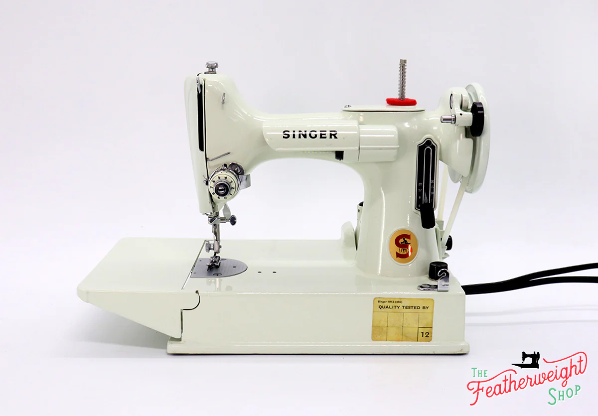 Singer Featherweight 221 Sewing Machine, WHITE EV928*** - ORIGINAL BOX - Image 2