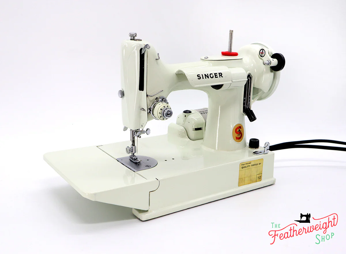 Singer Featherweight 221 Sewing Machine, WHITE EV928*** - ORIGINAL BOX - Image 3
