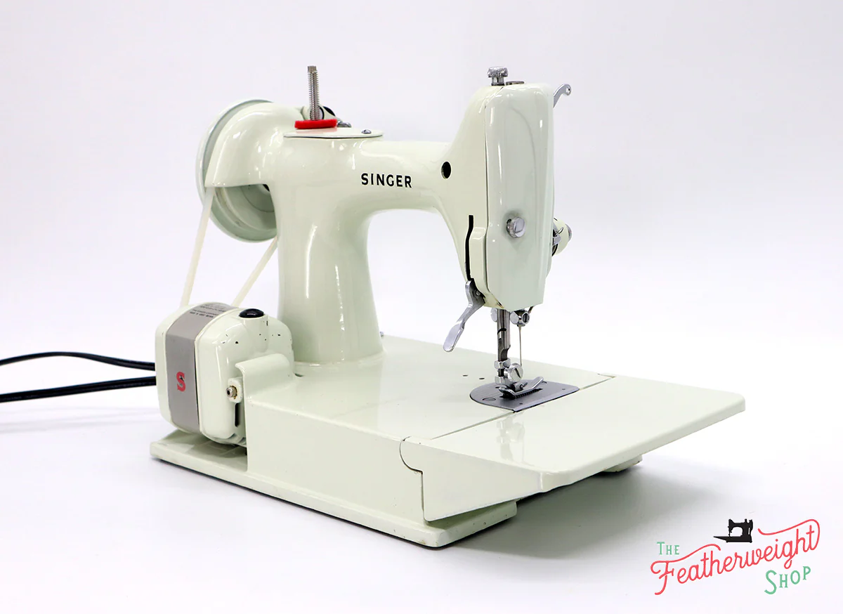 Singer Featherweight 221 Sewing Machine, WHITE EV928*** - ORIGINAL BOX - Image 6