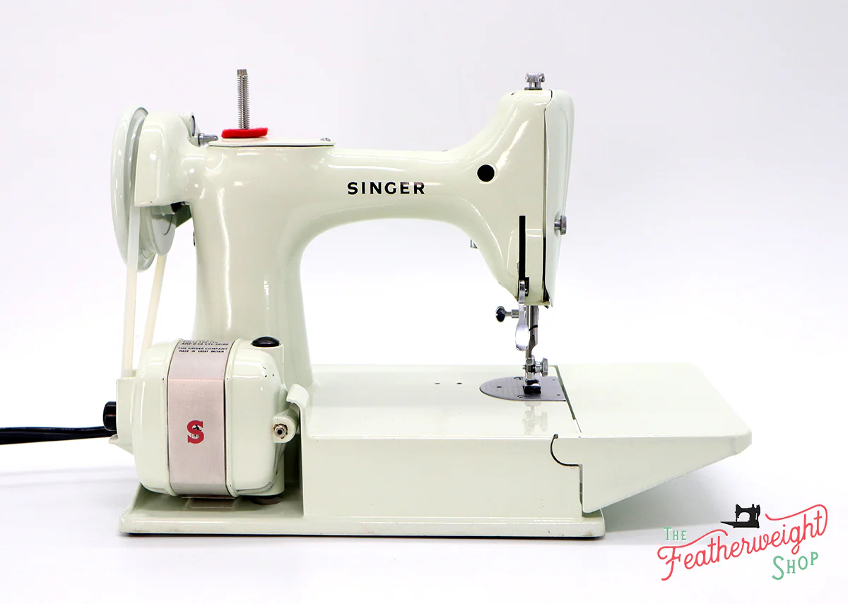 Singer Featherweight 221 Sewing Machine, WHITE EV928*** - ORIGINAL BOX - Image 7