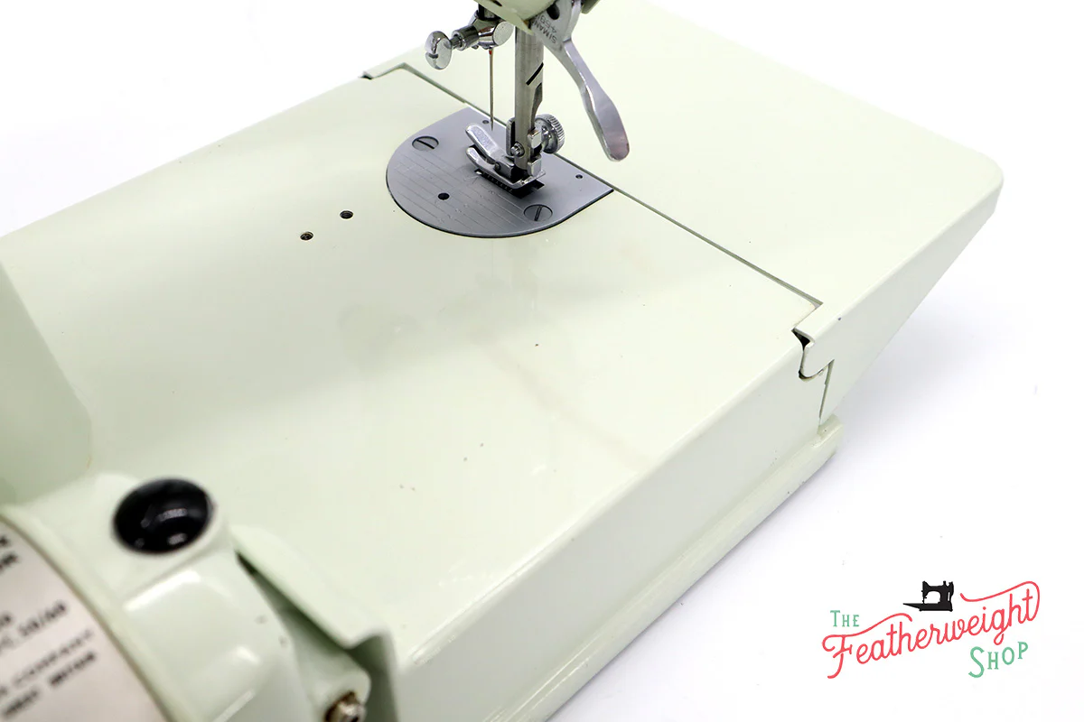 Singer Featherweight 221 Sewing Machine, WHITE EV928*** - ORIGINAL BOX - Image 8