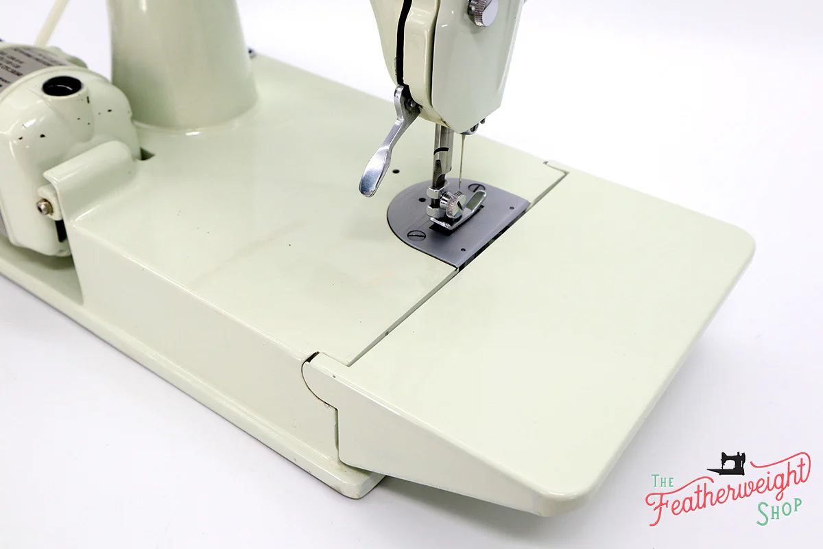 Singer Featherweight 221 Sewing Machine, WHITE EV928*** - ORIGINAL BOX - Image 9