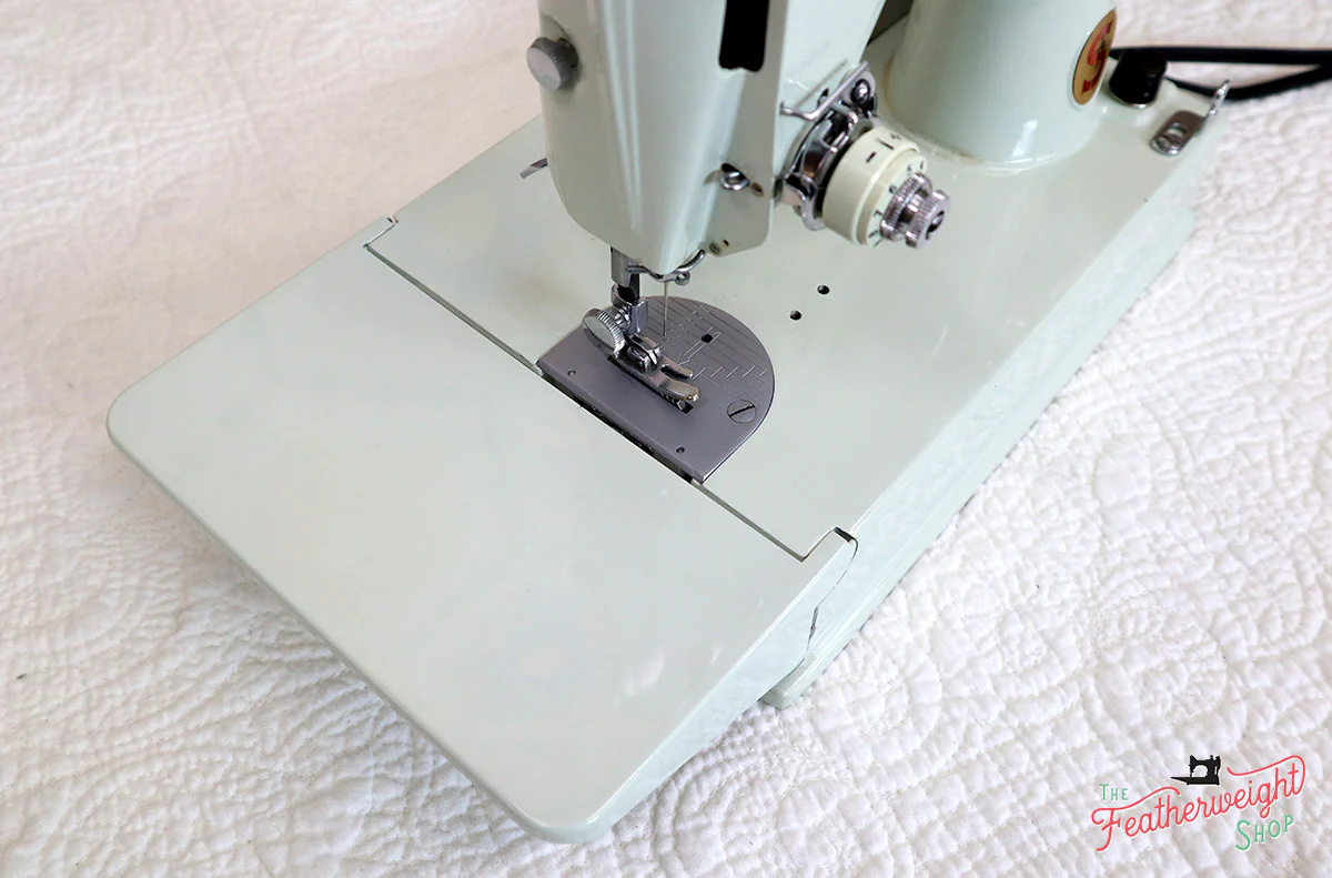 Singer Featherweight 221K Sewing Machine, WHITE EV942*** - Image 11