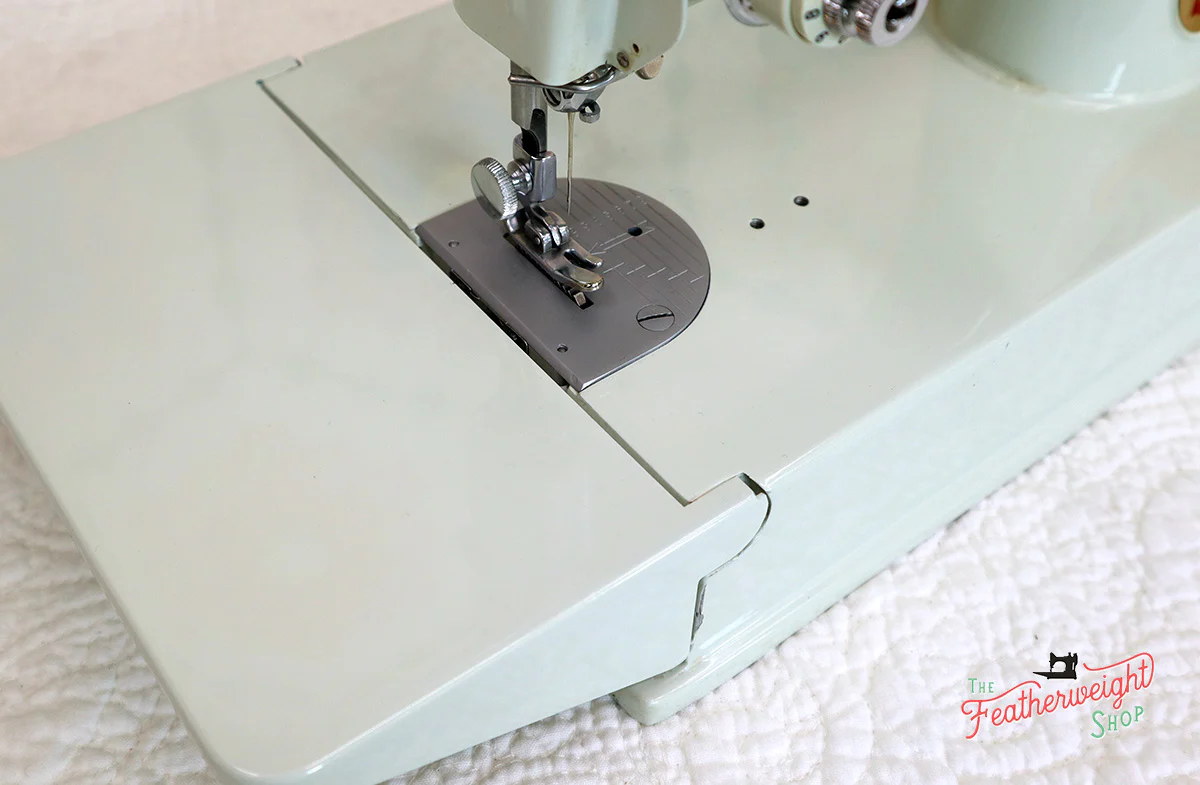 Singer Featherweight 221K Sewing Machine, WHITE EV942*** - Image 12