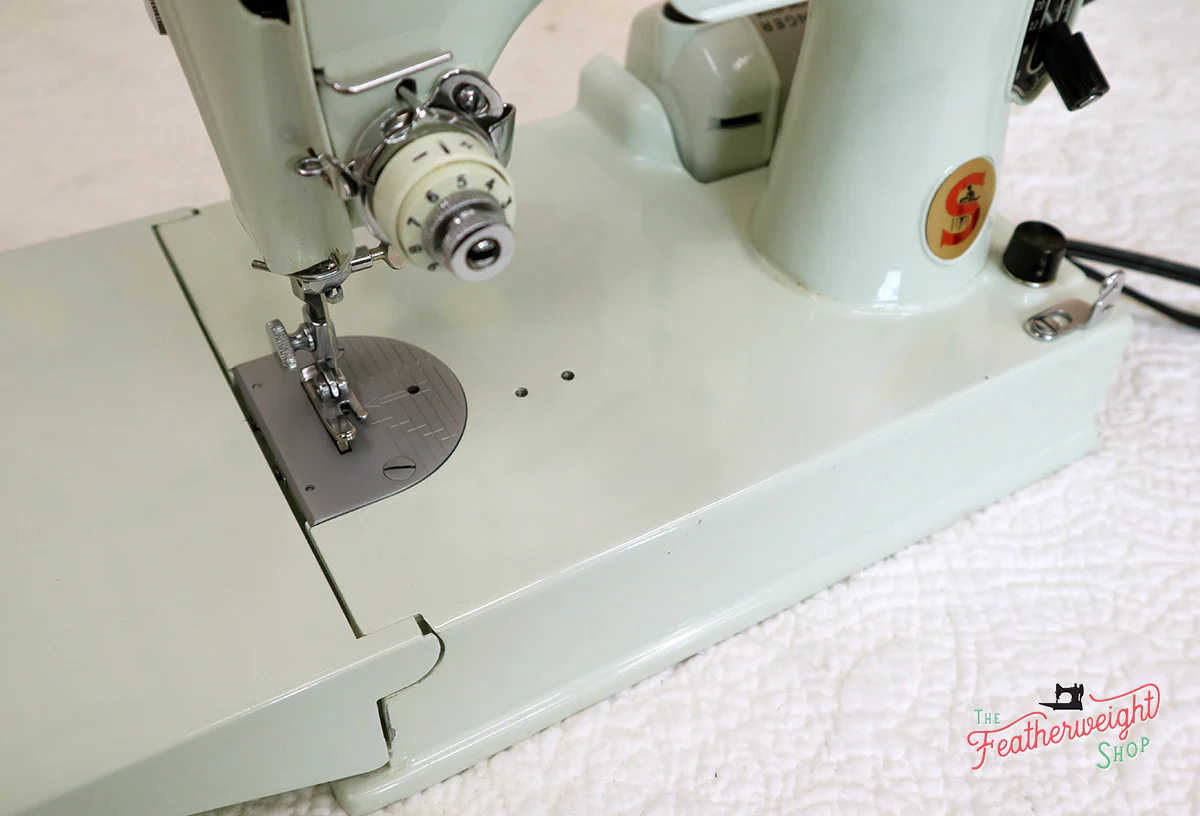 Singer Featherweight 221K Sewing Machine, WHITE EV942*** - Image 13