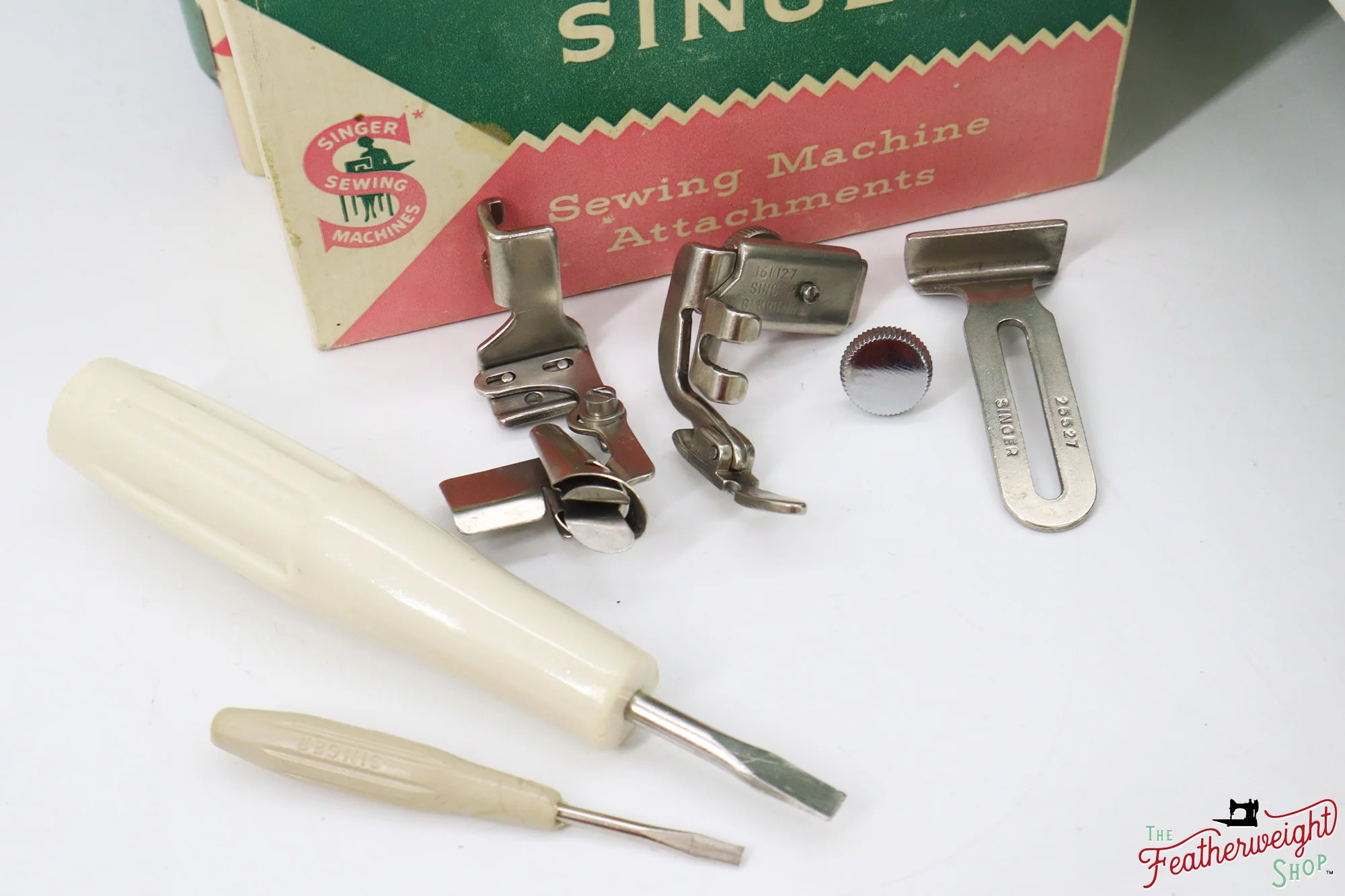 Singer Featherweight 221 Sewing Machine, WHITE - EV9575** - Image 17