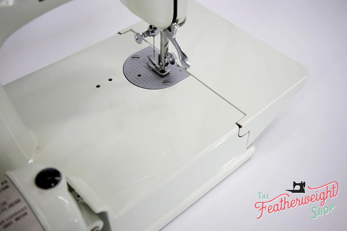 Singer Featherweight 221 Sewing Machine, WHITE EV967*** - Image 10