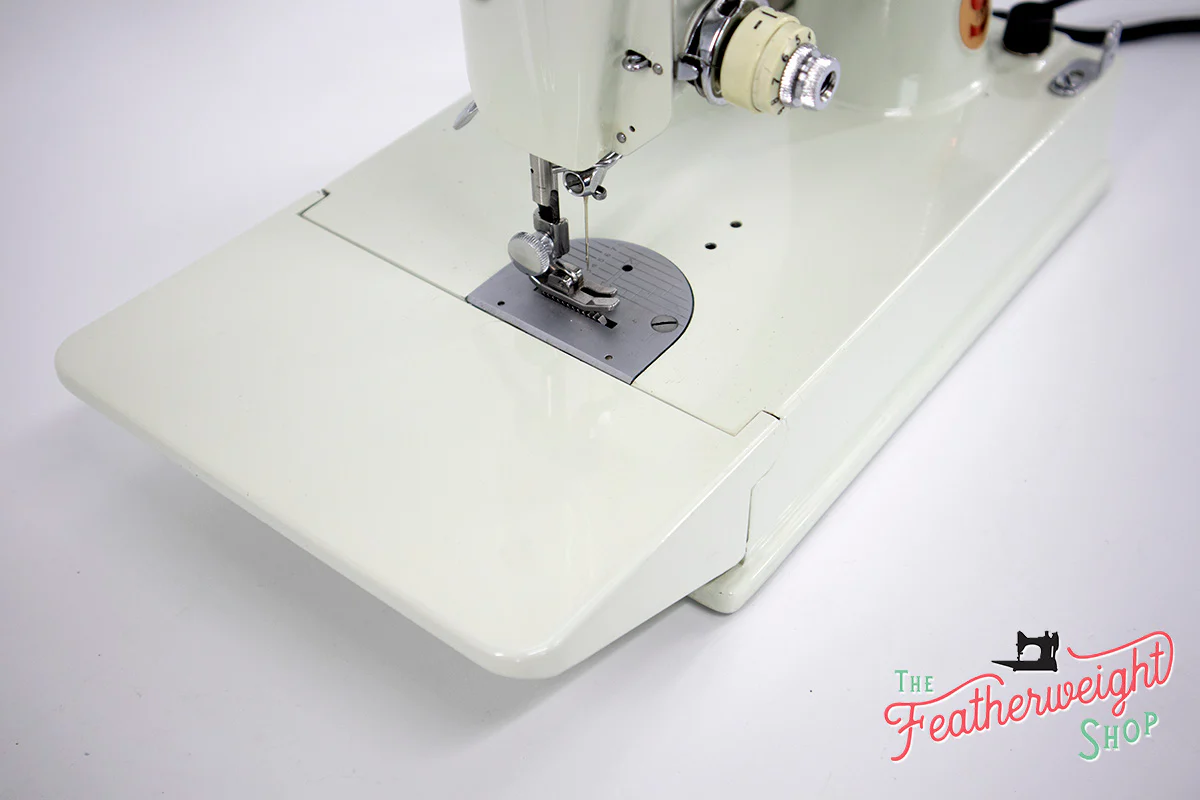 Singer Featherweight 221 Sewing Machine, WHITE EV967*** - Image 12