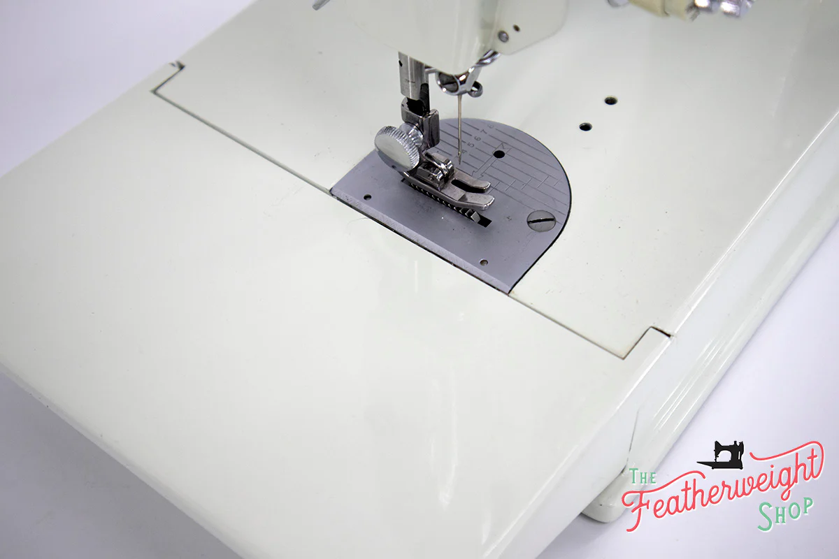 Singer Featherweight 221 Sewing Machine, WHITE EV967*** - Image 13