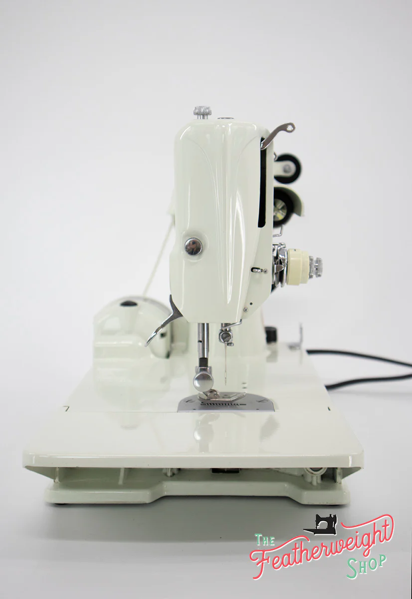Singer Featherweight 221 Sewing Machine, WHITE EV967*** - Image 4