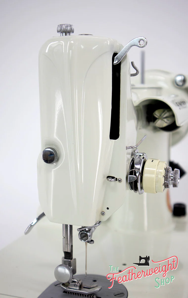 Singer Featherweight 221 Sewing Machine, WHITE EV967*** - Image 5