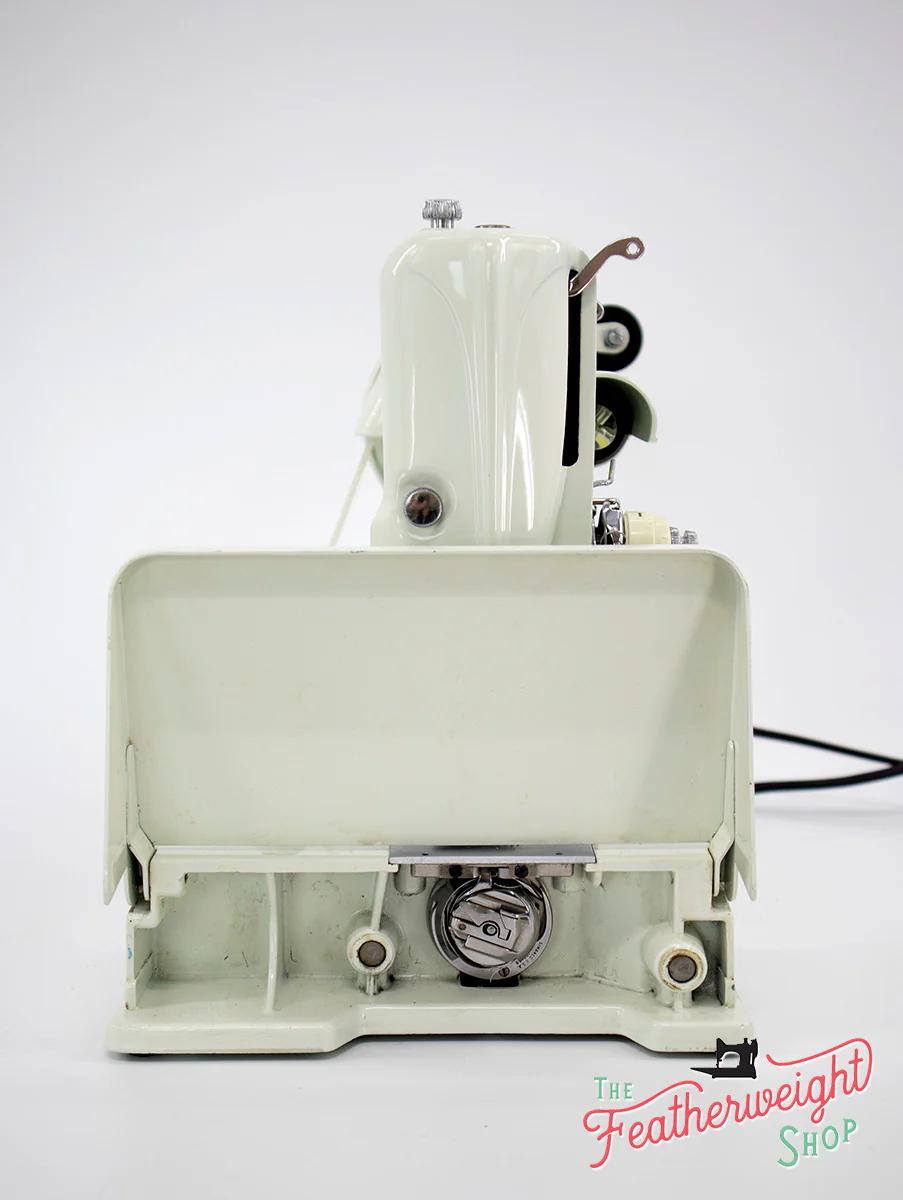 Singer Featherweight 221 Sewing Machine, WHITE EV967*** - Image 6