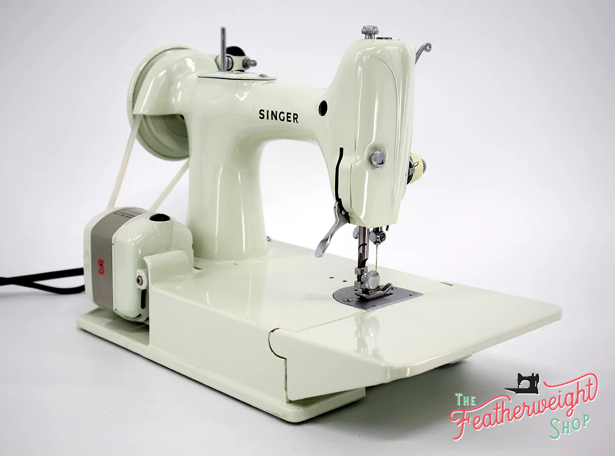 Singer Featherweight 221 Sewing Machine, WHITE EV967*** - Image 7