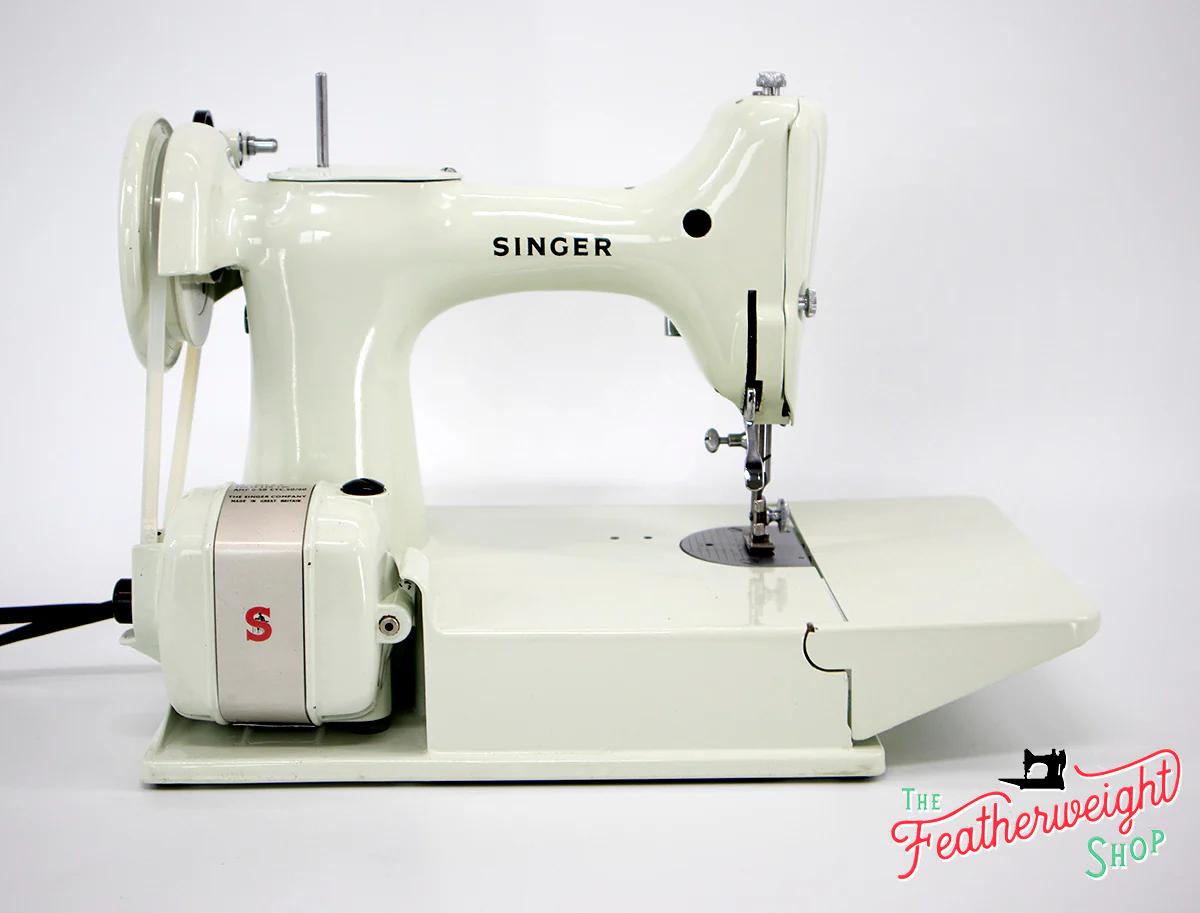 Singer Featherweight 221 Sewing Machine, WHITE EV967*** - Image 8