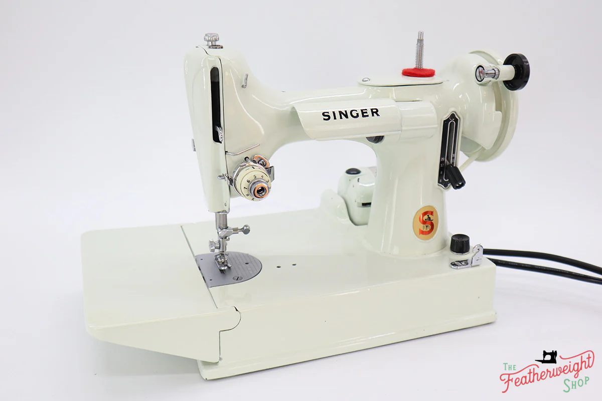 Singer Featherweight 221 Sewing Machine, WHITE EV969*** - Image 2