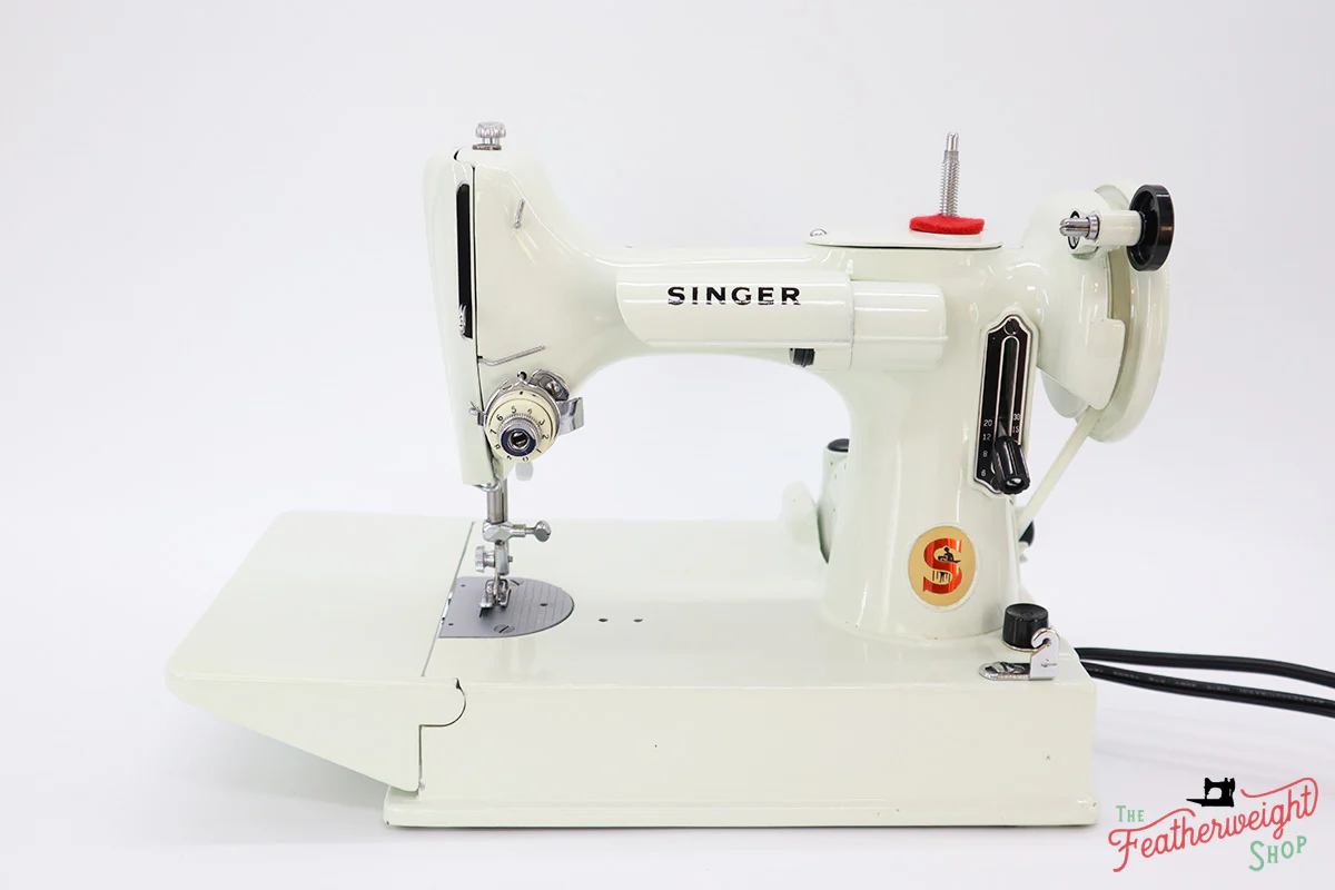 Singer Featherweight 221 Sewing Machine, WHITE EV969*** - Image 3