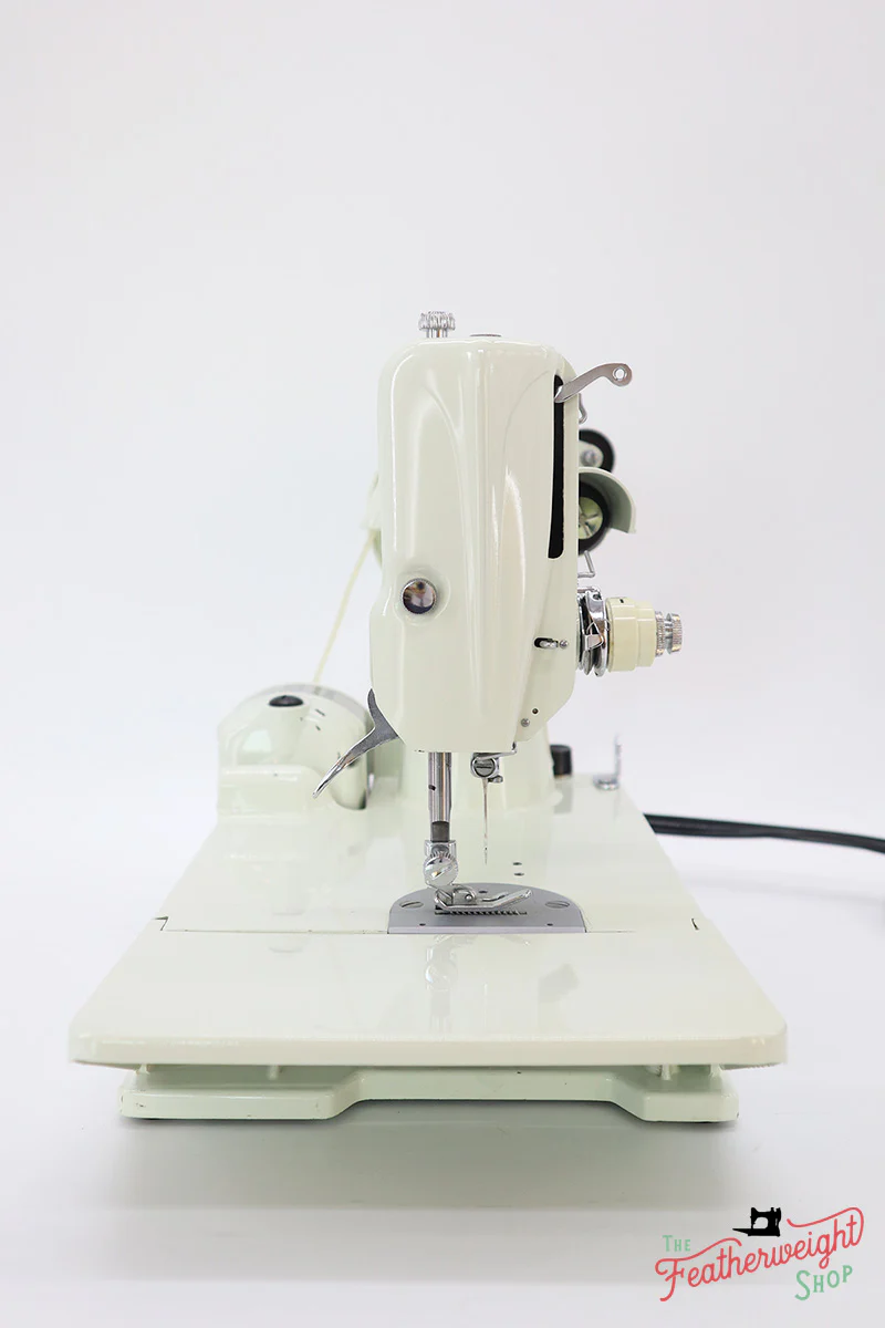 Singer Featherweight 221 Sewing Machine, WHITE EV969*** - Image 4