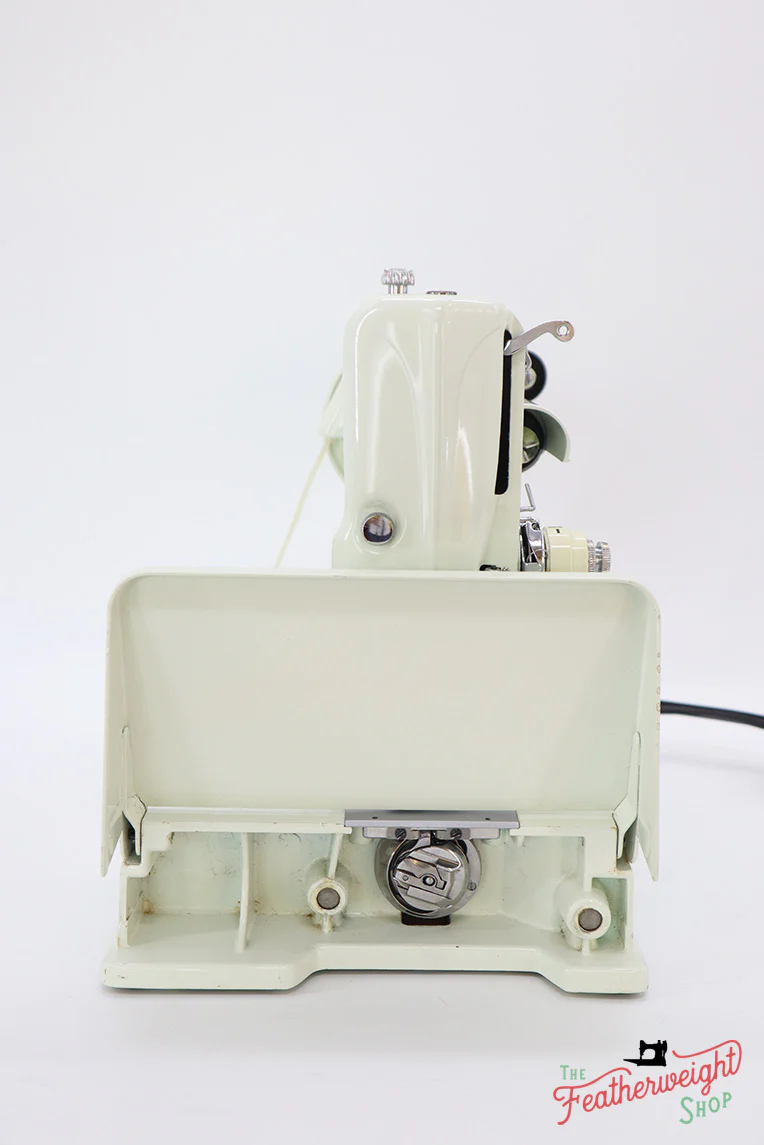 Singer Featherweight 221 Sewing Machine, WHITE EV969*** - Image 5
