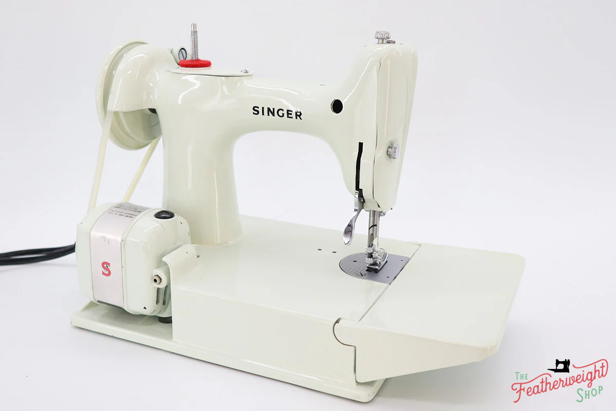 Singer Featherweight 221 Sewing Machine, WHITE EV969*** - Image 6