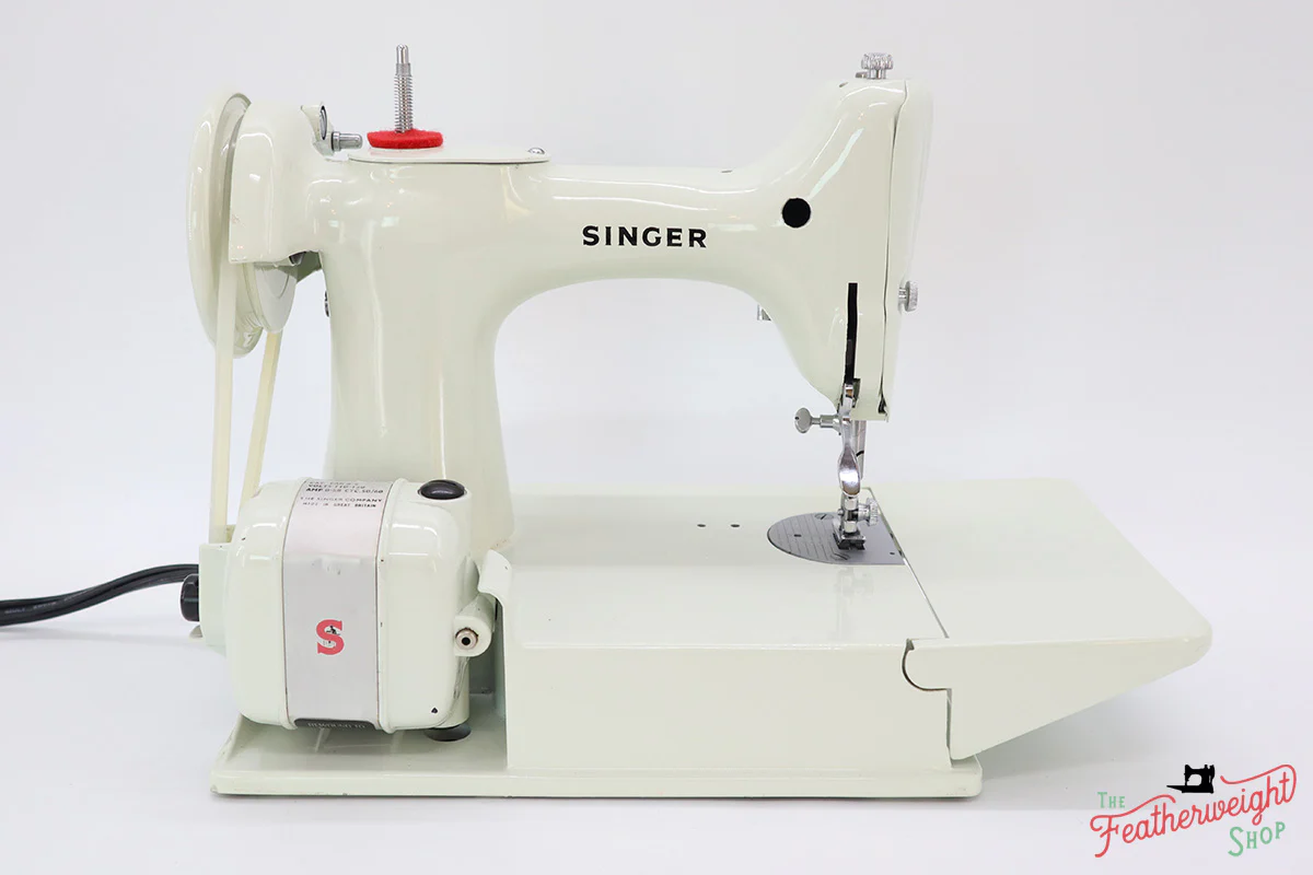 Singer Featherweight 221 Sewing Machine, WHITE EV969*** - Image 7