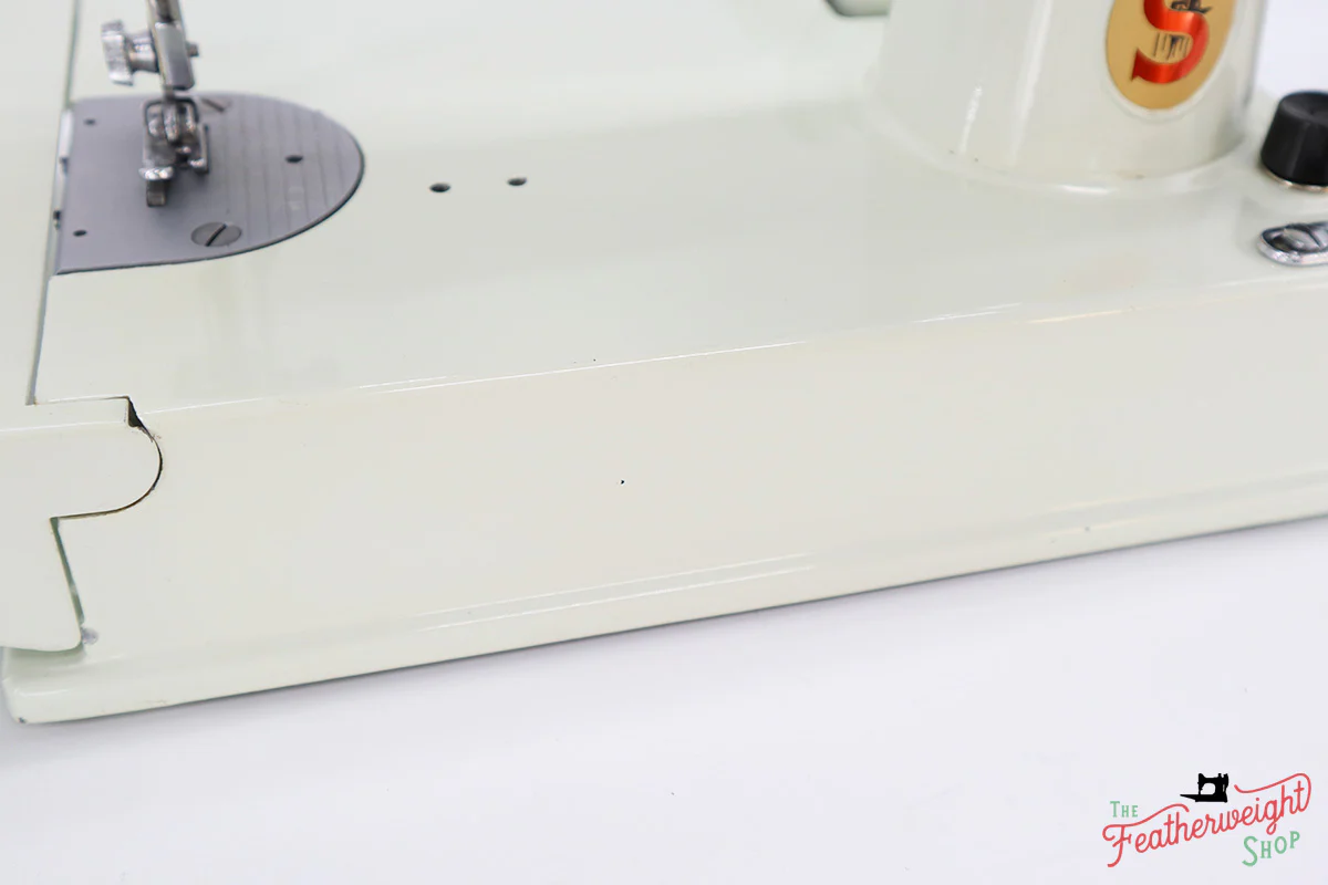 Singer Featherweight 221 Sewing Machine, WHITE EV969*** - Image 9