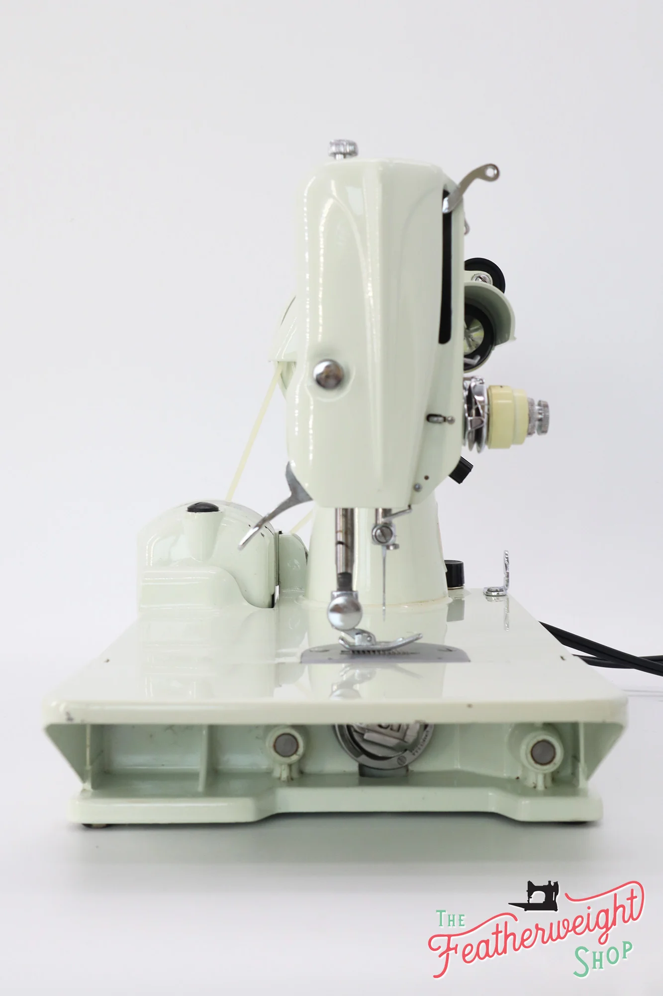 Singer Featherweight 221 Sewing Machine, WHITE EV974*** - Image 4