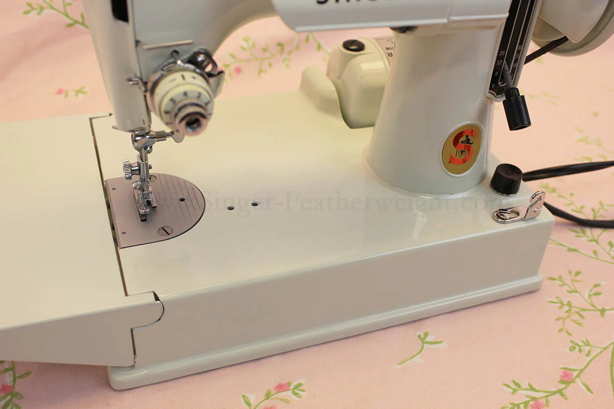Singer Featherweight 221 Sewing Machine, WHITE EV982*** - Image 9