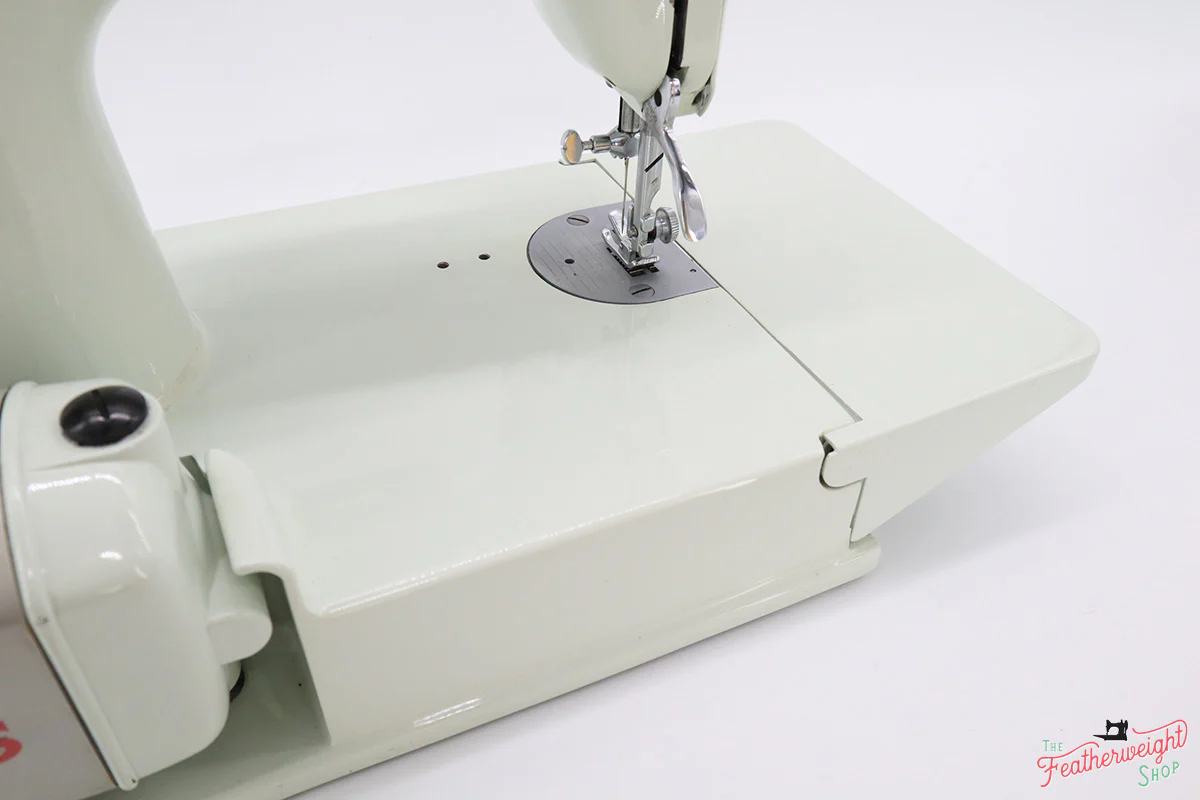 Singer Featherweight 221 Sewing Machine, WHITE EV985*** - Image 11