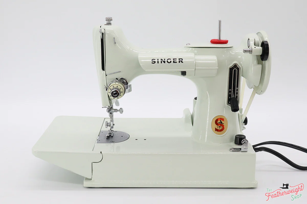 Singer Featherweight 221 Sewing Machine, WHITE EV985*** - Image 2