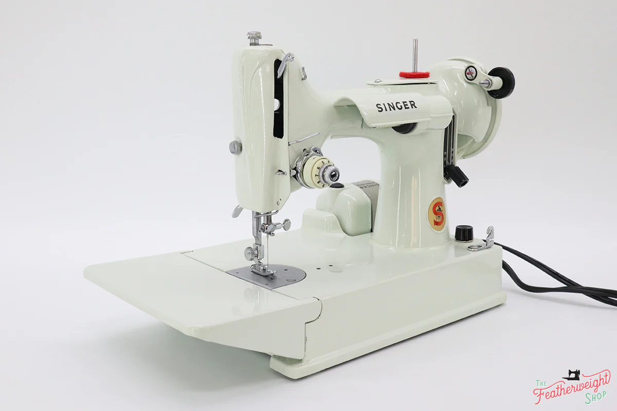 Singer Featherweight 221 Sewing Machine, WHITE EV985*** - Image 3