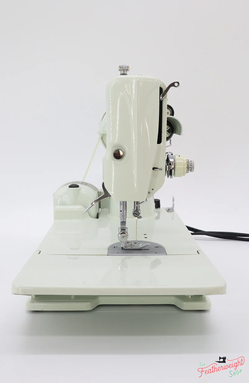 Singer Featherweight 221 Sewing Machine, WHITE EV985*** - Image 4