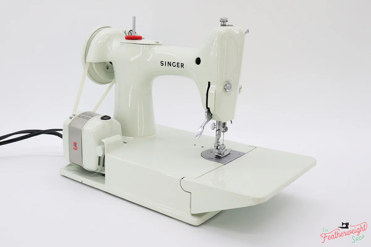 Singer Featherweight 221 Sewing Machine, WHITE EV985*** - Image 6