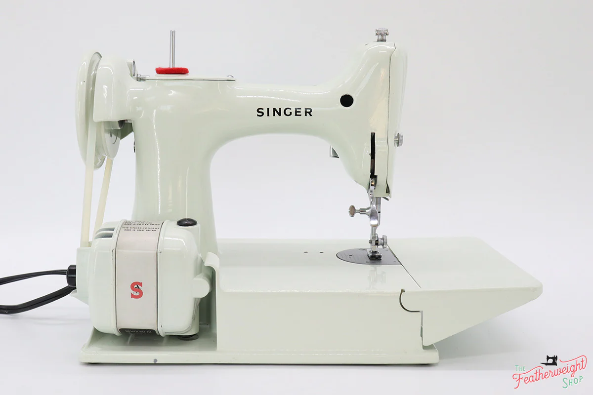 Singer Featherweight 221 Sewing Machine, WHITE EV985*** - Image 7