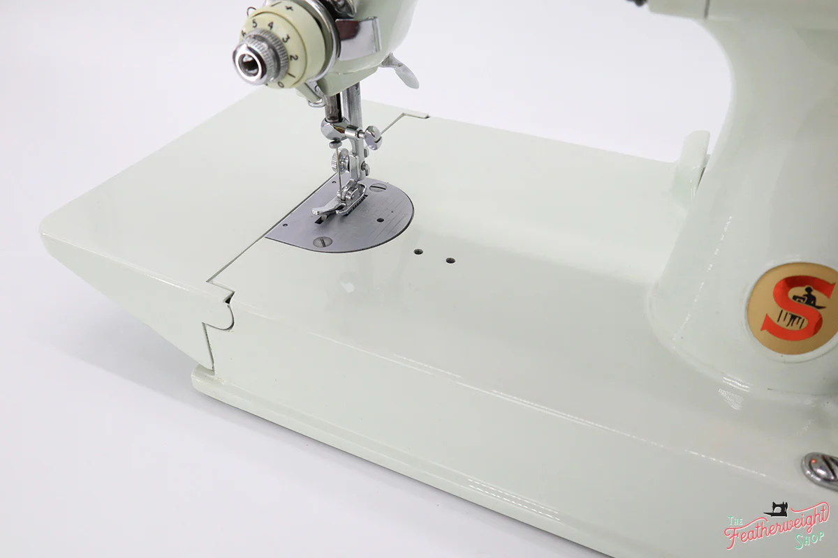 Singer Featherweight 221 Sewing Machine, WHITE EV985*** - Image 8